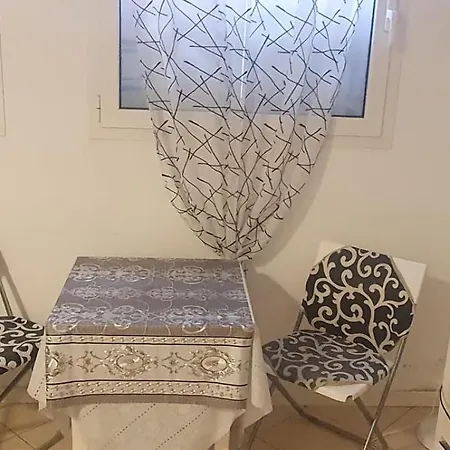 Tiarini Station Apartment